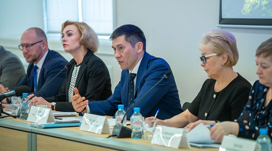На территории Полевского Руслан Садыков провёл совещание по вопросам социально-экономического развития, региональных налоговых мер стимулирования предприятий и планов по реализации инвестиционных проектов
