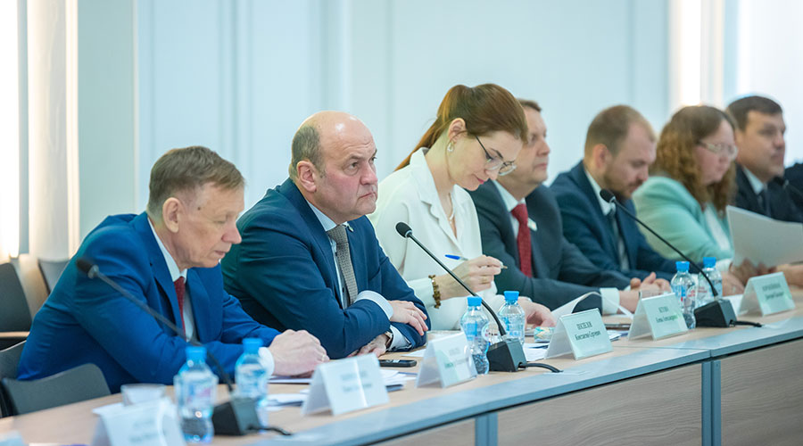 На территории Полевского Руслан Садыков провёл совещание по вопросам социально-экономического развития, региональных налоговых мер стимулирования предприятий и планов по реализации инвестиционных проектов