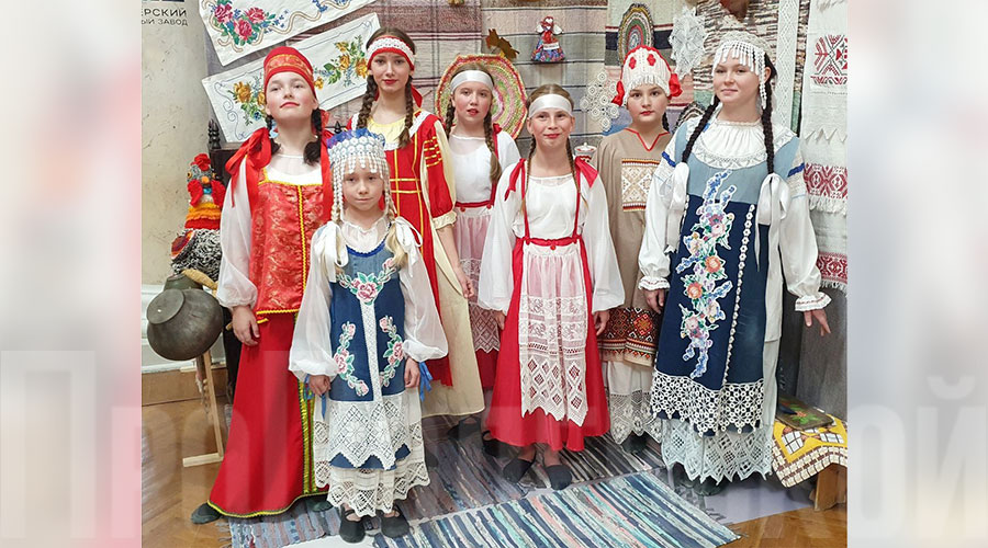 Первую коллекцию, «Прелесть русского костюма», воспитанницы студии дизайнаЦРТ имени Н.Е. Бобровой показали на фестивале «Лучики солнца»