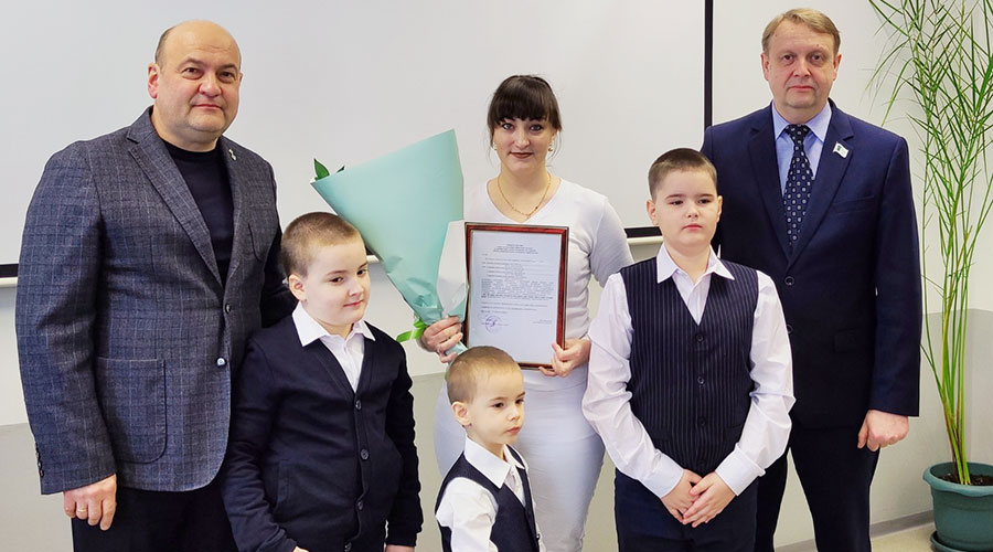 Свидетельство о социальной выплате в размере почти 1,5 миллиона рублей многодетной маме Татьяне Дрокиной вручили в феврале 2024 года глава ПМО Константин Поспелов и председатель Думы ПМО Дмитрий Коробейников