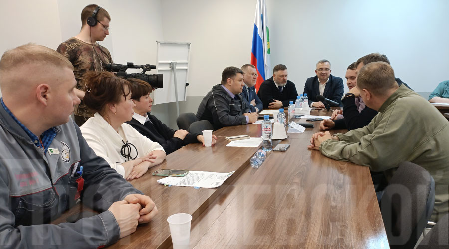 На заседании комитета депутаты подняли вопрос о том, что в Управлении городским хозяйством должен быть специалист, который будет курировать ремонты образовательных учреждений