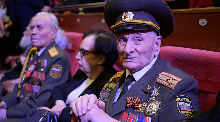 Денис Паслер и Артём Жога поздравили уральцев с наступающим Днём Победы на торжественном собрании