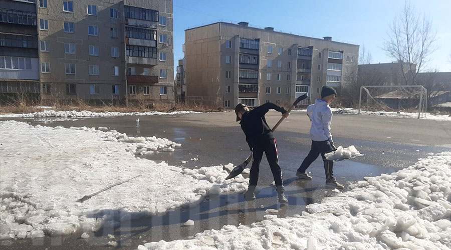Корт по дворе дома на улице Ломоносова, 14, так нужен местной детворе, что мальчишки даже сами его чистили от снега