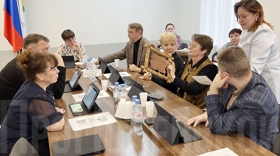 Комитет по социальной политике заслушал доклад по результатам работы отдела администрации по физкультуре, спорту и развитию туризма, его представила заведующая отделом Оксана Фишер