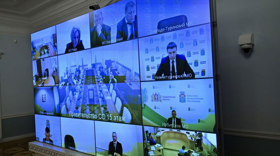 В рамках заседания Денис Паслер заслушал доклады глав Екатеринбурга, Ревды и Верхней Пышмы