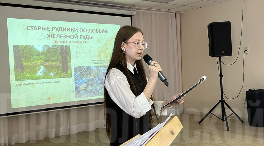 Презентовать книгу Валентине Щербаковой в этот день помогли ученики и внучка Анна