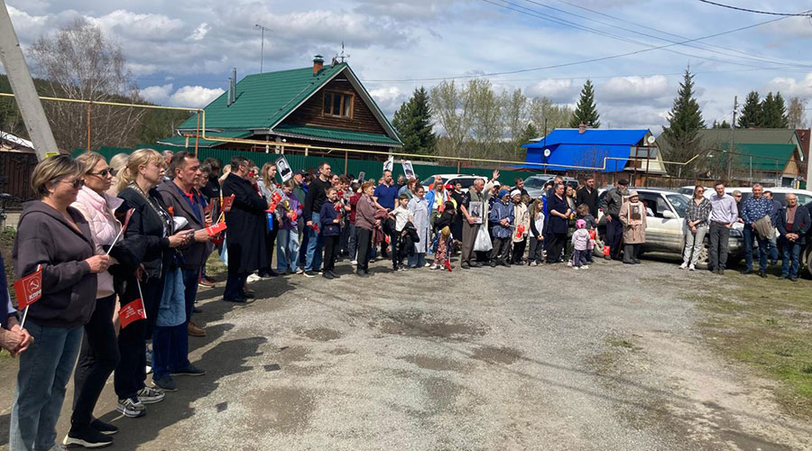 9 мая к 13.00 к мемориалу люди пришли с портретами своих предков из «Бессмертного полка»