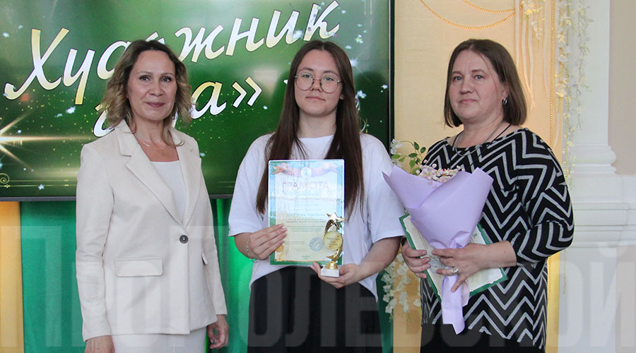 Елена Смышляева в номинации «Художник года» наградила учащуюся  Детской художественной школы Анастасию Мосжухину и её преподавателя Светлану Матвееву