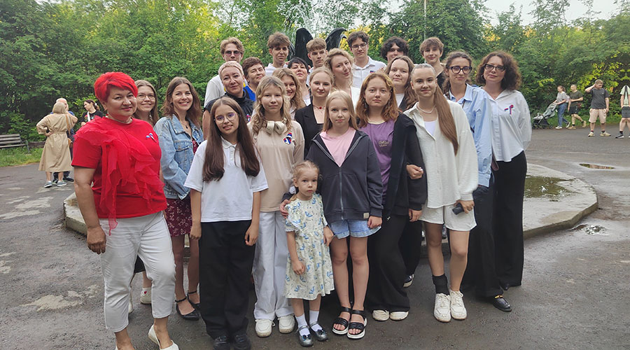 «Встреча у фонтана»: июньский вечер в городском парке, 28 участников, стихи о Родине и любви к Полевскому краю