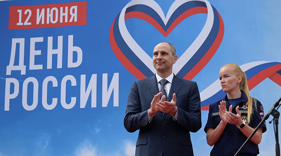 Вместе с тысячами свердловчан в празднике принял участие глава Свердловской области Денис Паслер
