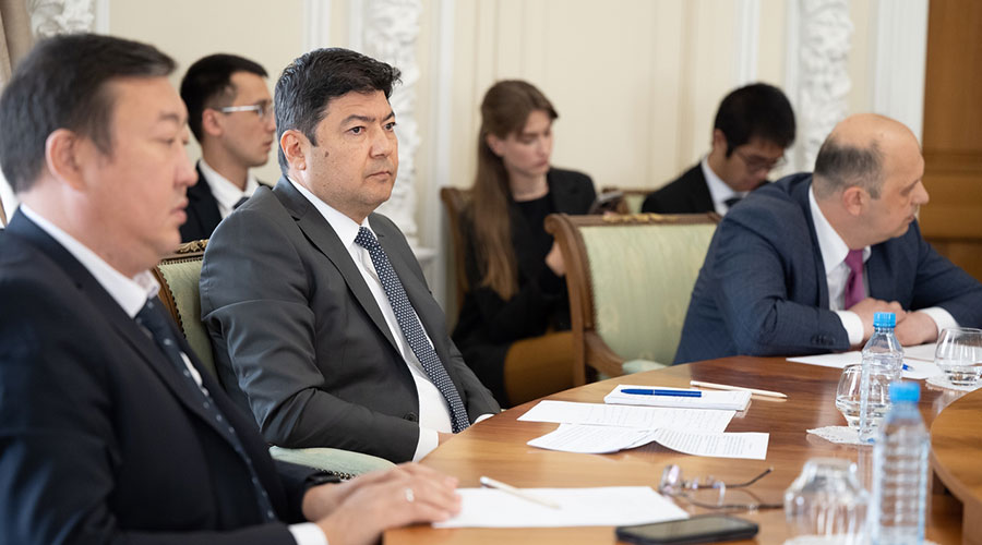 Денис Паслер договорился о дальнейшем сотрудничестве Среднего Урала с иностранными государствами на встрече с дипкорпусом