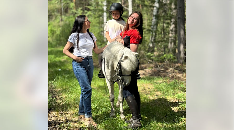 В семье Ильиных верховой ездой занимаются сама мама Динара и её дочь Полина. Прогулка в лесу в солнечную погоду вместе с Бабуром и опытным инструктором – настоящее приключение!