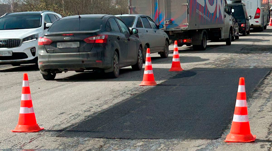 В этом году на дорогах Полевского уже ликвидировано более 1800 квадратных метров ям, ещё более 2 000 квадратных метров запланировано до конца лета