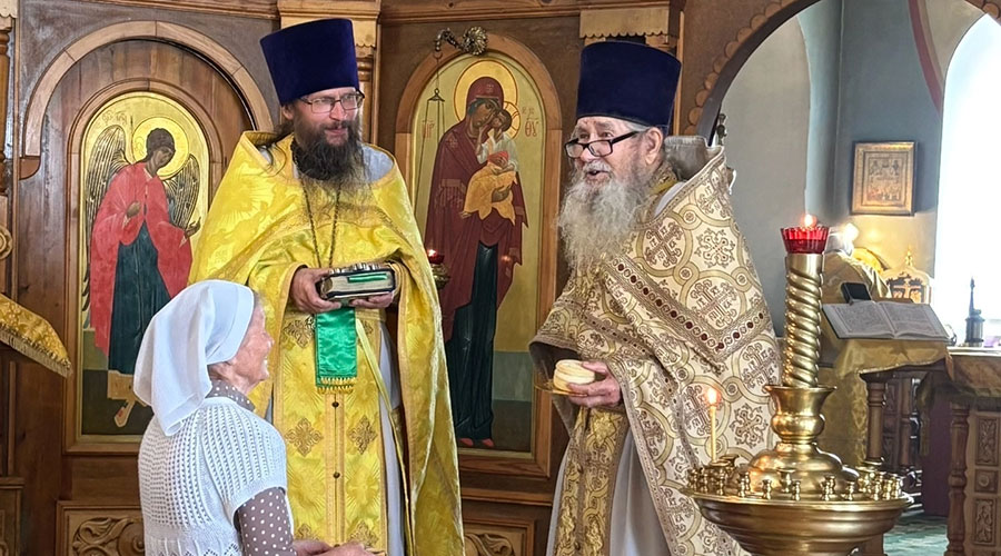 Отец Василий продолжает служить, исповедует и причащает прихожан Свято-Троицкого храма