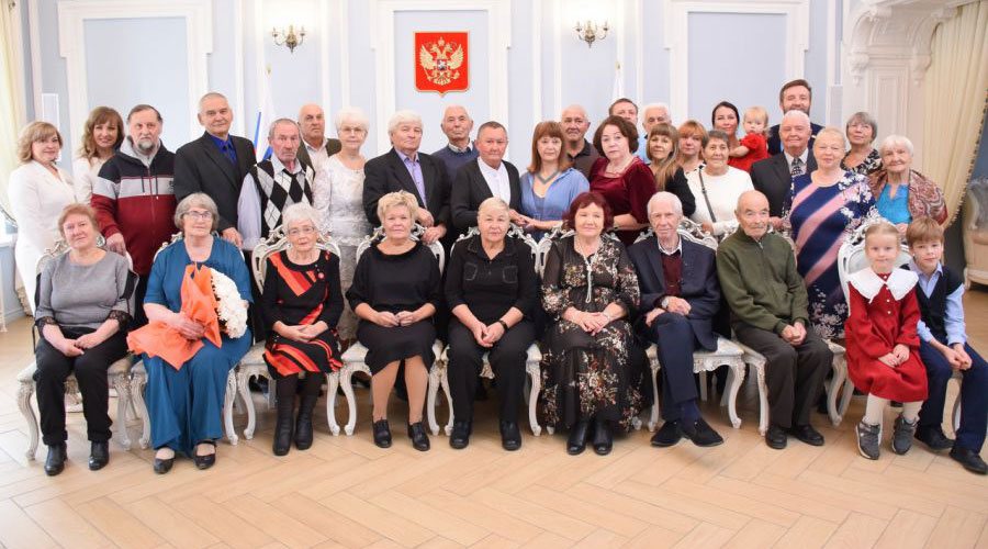 Уральских юбиляров семейной жизни и многодетных матерей наградили знаками отличия Свердловской области