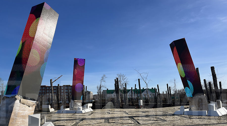 Световой арт-объект «Кристалл» выполнен из неправильных призм из цифровых экранов, анимационная программа которых отсылает к самоцветам и криолиту – исторической составляющей южной части Полевского Световой арт-объект «Кристалл» выполнен из неправильных призм из цифровых экранов, анимационная программа которых отсылает к самоцветам и криолиту – исторической составляющей южной части Полевского