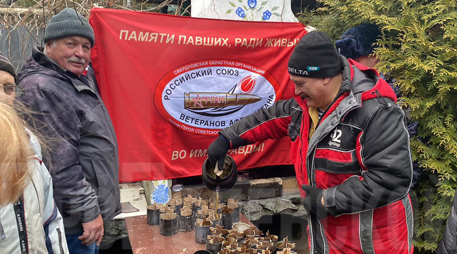 В изготовлении окопных свечей в помощь фронту участвует ветеран-афганец Равиль Бекселеев В изготовлении окопных свечей в помощь фронту участвует ветеран-афганец Равиль Бекселеев