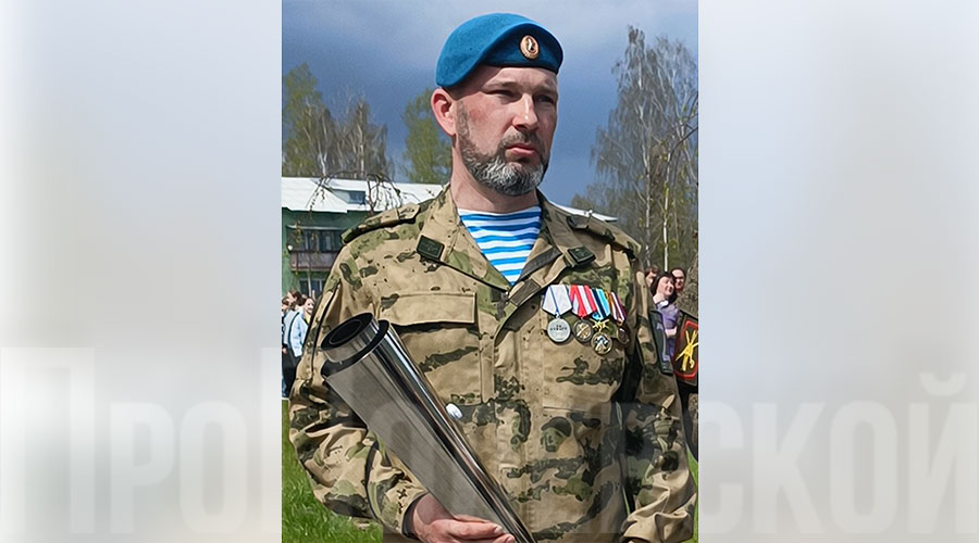 Ветеран боевых действий Денис Ешакин 9 мая 2025 года принял участие в зажжении Вечного огня в южной части города