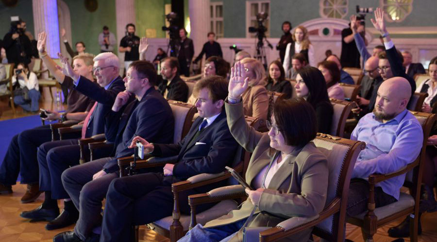 Денис Паслер ответил на вопросы свердловчан в ходе прямой линии