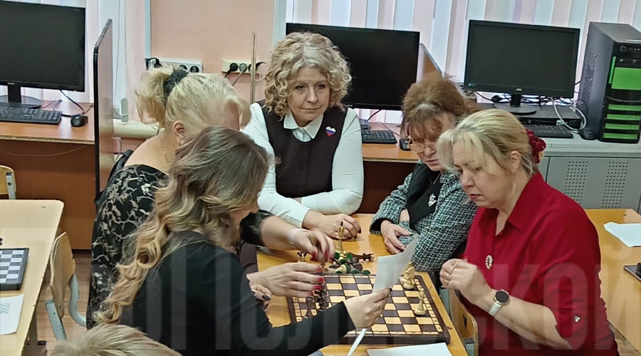 В этом году в игре участвует команда «Профессионалы», в составе методист Управления образованием и директора школ – ученицы Геннадия Чебыкина и замглавы округа Ирина Изместьева В этом году в игре участвует команда «Профессионалы», в составе методист Управления образованием и директора школ – ученицы Геннадия Чебыкина и замглавы округа Ирина Изместьева