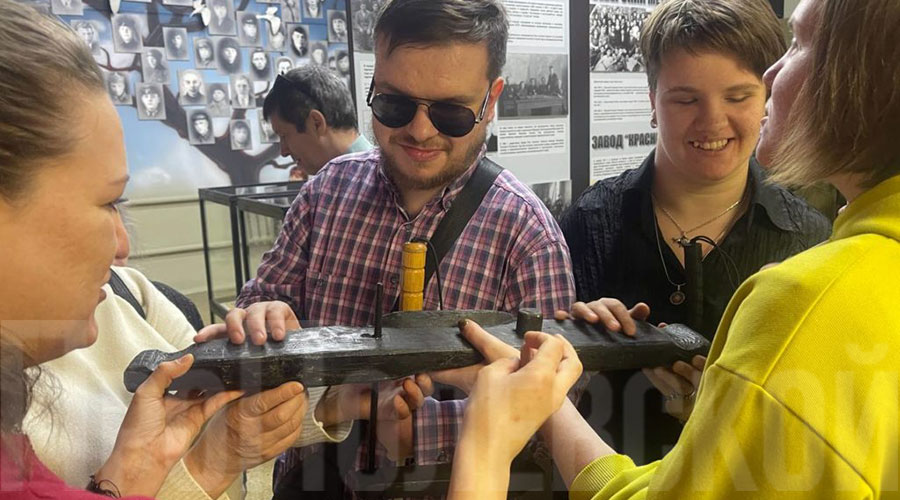 Гости из Екатеринбурга посетили экспозицию, посвящённую Анатолию Азовскому, в двух музеях – историческом и школы № 20 Гости из Екатеринбурга посетили экспозицию, посвящённую Анатолию Азовскому, в двух музеях – историческом и школы № 20