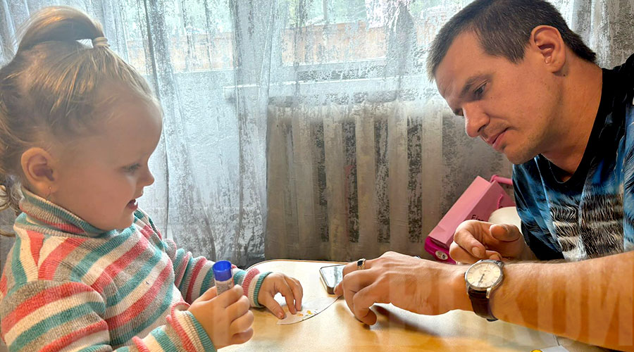 Ноябрь-2024. Маленькая Дарина уверена, что лучшие поделки для детского сада – те, что смастерили вместе с папой Ноябрь-2024. Маленькая Дарина уверена, что лучшие поделки для детского сада – те, что смастерили вместе с папой