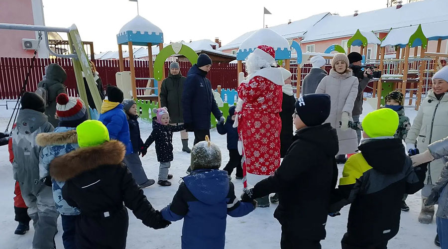 В канун Нового года в Полевском микрорайоне Берёзовая Роща торжественно открылась детско-спортивная площадка
