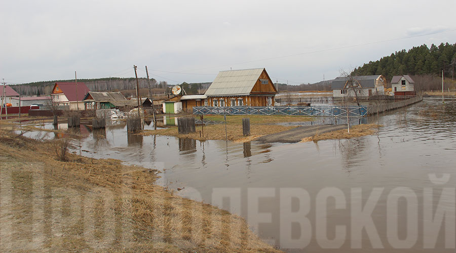 Это снимок 2016 года. Село Косой Брод. Наш журналист делал репортаж с территории подтопления, общался с жителями, у которых затопило дома. Ежегодно село остаётся в зоне риска, поэтому муниципалитету так важно выполнить все подготовительные работы в преддверии паводка Это снимок 2016 года. Село Косой Брод. Наш журналист делал репортаж с территории подтопления, общался с жителями, у которых затопило дома. Ежегодно село остаётся в зоне риска, поэтому муниципалитету так важно выполнить все подготовительные работы в преддверии паводка