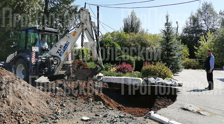 Во дворе Петро-Павловского храма работает экскаватор