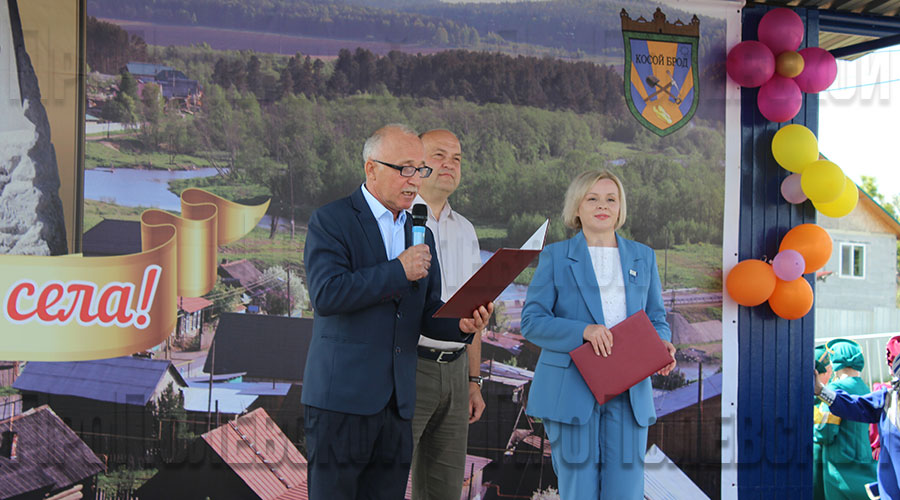Глава территориального управления Владимир Штонденко разделяет с односельчанами радость столь важного события