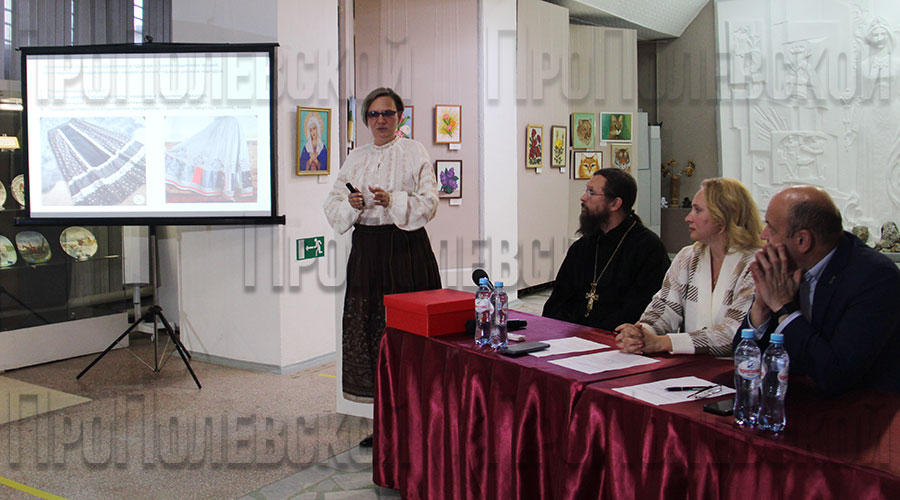 Директор ДК СТЗ Алла Бердникова обратила внимание на свой наряд: в его крое и орнаменте отражены народные мотивы