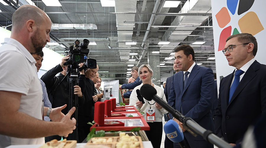 Владимир Якушев и Евгений Куйвашев оценили потенциал и продукцию сельхозотрасли Свердловской области на окружной агровыставке