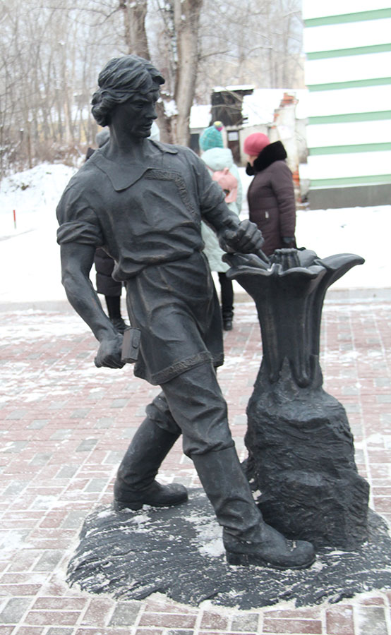 Скульптура Данилы-мастера на бульваре Трояна в южной части Полевского