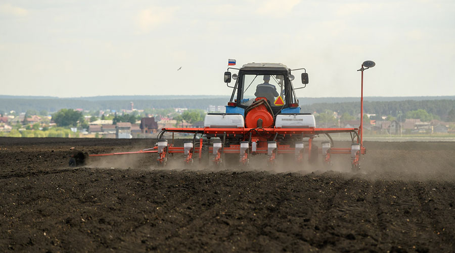Евгений Куйвашев проверил ход посевной и заявил о переговорах с торговыми сетями о доступности цен на местные продукты