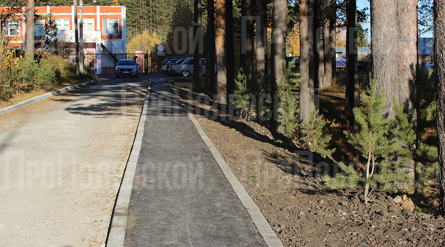 В селе Мраморское обустроили тротуар, ведущий к школе