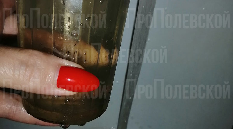Наталья Валентиновна, 13.09: – Сейчас воду пропускала 20 минут – еле тёплая. В ванной комнате вонь, даже на фото видно, что вода маслянистая