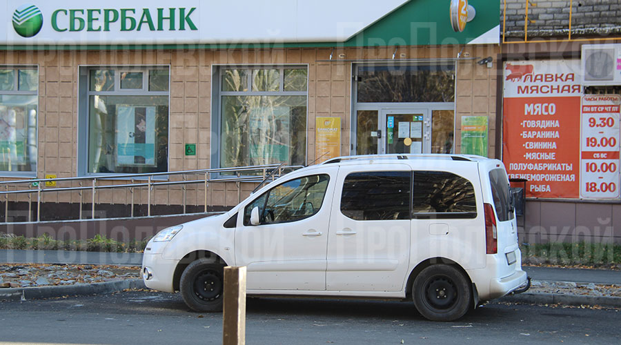 Полевчане отметили, что возле офиса Сбербанка на Декабристов, 4, изменилась парковка – мест стало меньше