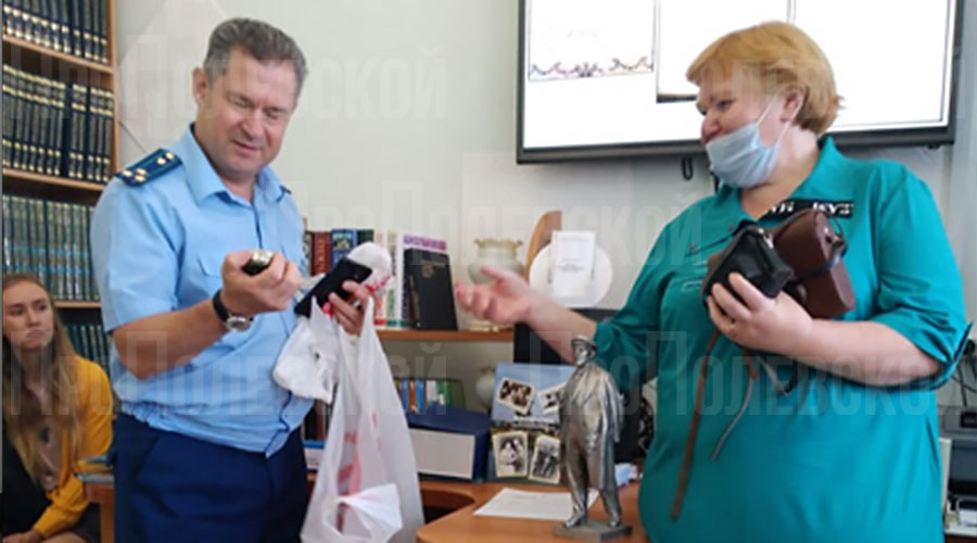 Прокурор Полевского Александр Рудых передал металическую статуэтку Ленина, фотоаппарат «Смена», маленький будильничек и четыре карманных атласа мира 1988 года издания