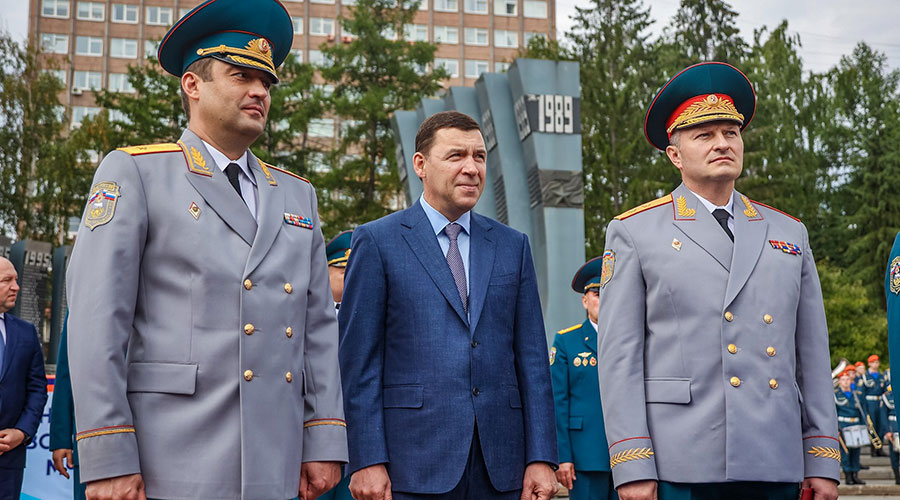 Александр Куренков и Евгений Куйвашев 2 сентября приняли участие в торжественной церемонии на площади Советской Армии – 184 курсанта первого курса Уральского института государственной противопожарной службы принесли присягу сотрудников МЧС