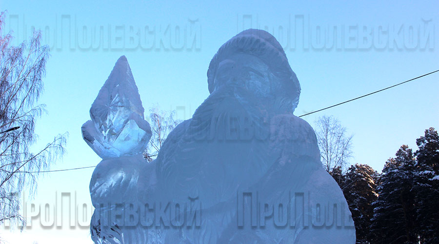 В парке северной части Полевского началось строительство ледового городка
