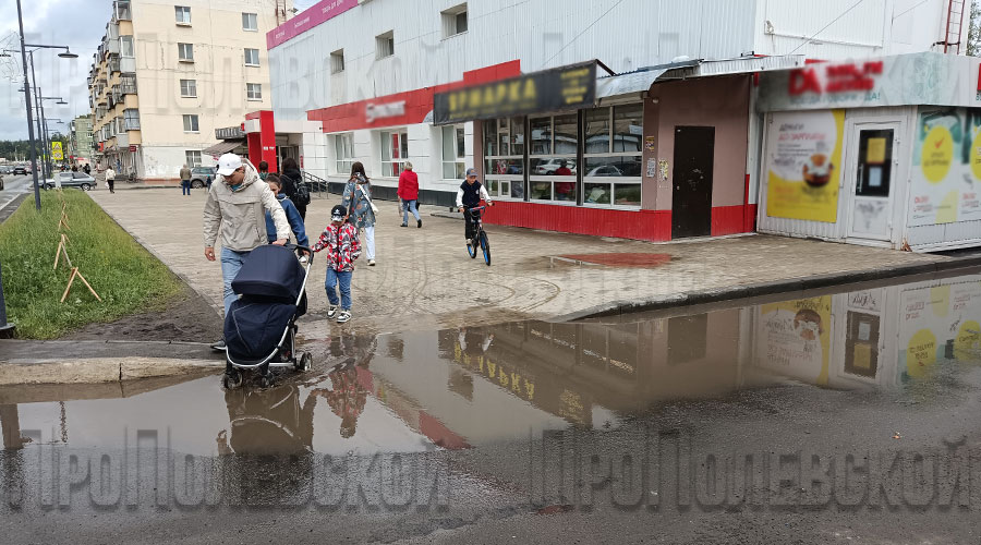 Лужа на тротуаре между домами № 8 и 10 – после дождей пешеходы, которые не имеют спортивного разряда по прыжкам в длину, её преодолевают либо вброд, либо обходят фактически по дороге