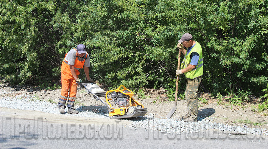 По 3 400 квадратных метров ям устранят на дорогах города