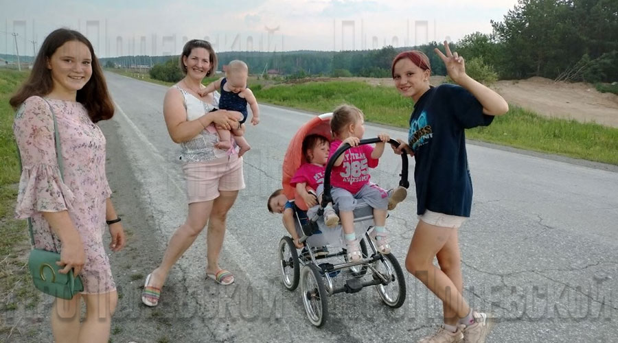 Эту фотографию нам дали жители, с подписью: «Вот так идём домой из детского сада» 