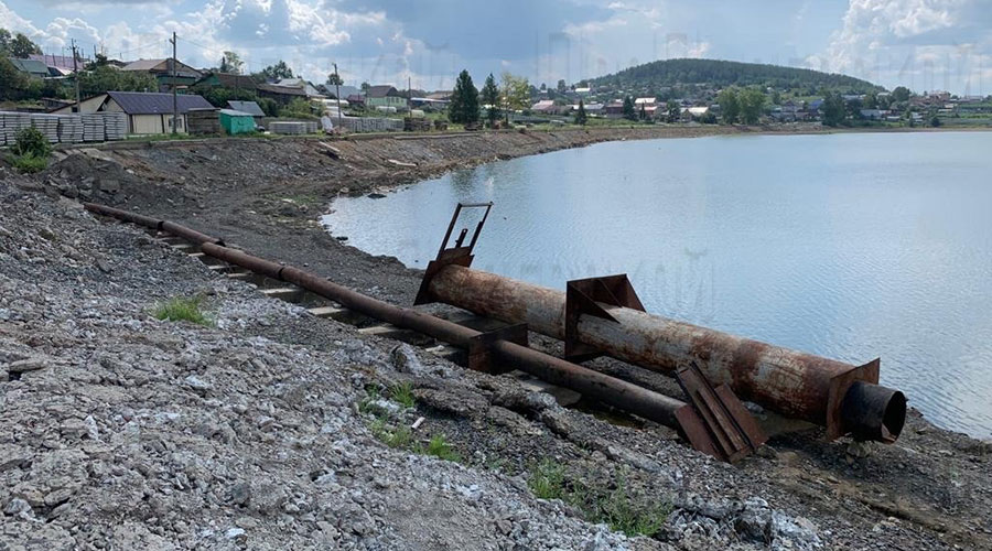 Труба, которая будет проложена через дамбу