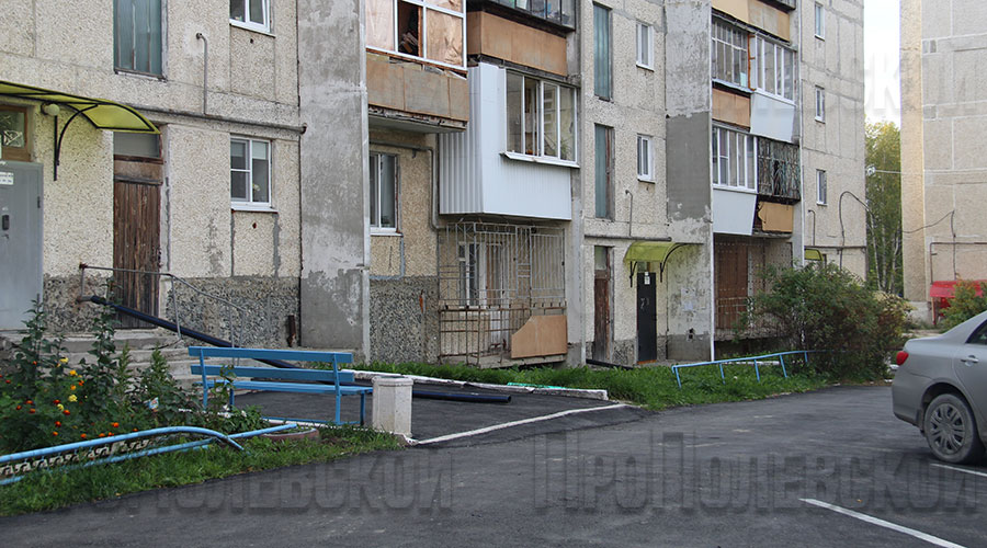 В Полевском одна из управляющих компаний по просьбам собственников отремонтировала дорожное покрытие во дворе