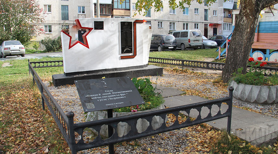 О памятнике воинам-полевчанам, погибшим в годы Великой Отечественной войны, заботятся жильцы дома, помогают им в этом депутаты Думы Полевского городского округа и учащиеся школы № 20