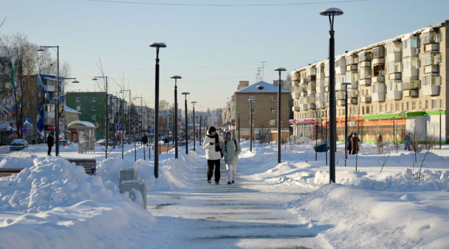 В ходе рабочей поездки в Полевской Евгений Куйвашев также оценил результаты благоустройства общественной территории на улице Коммунистической
