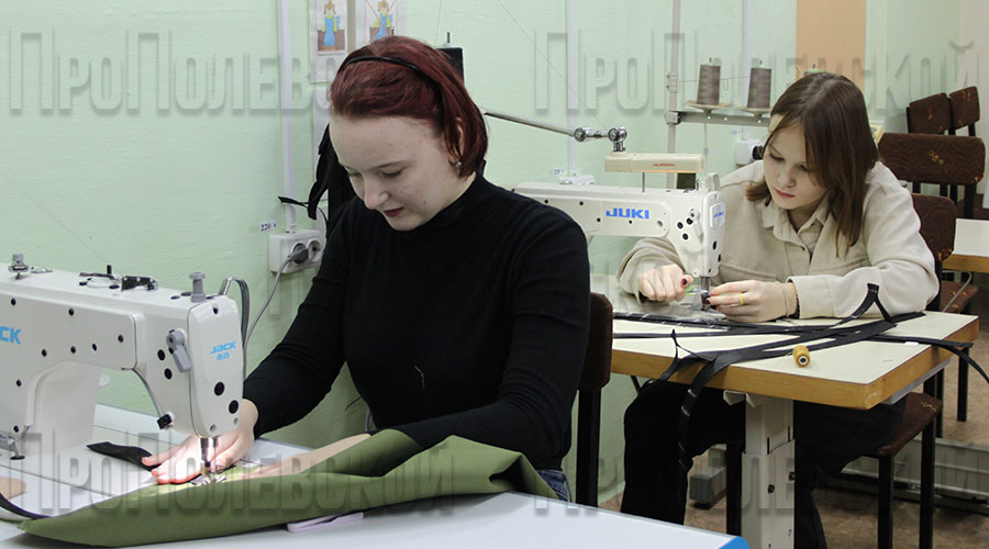 Уже год юные полевские мастерицы шьют изделия для бойцов СВО