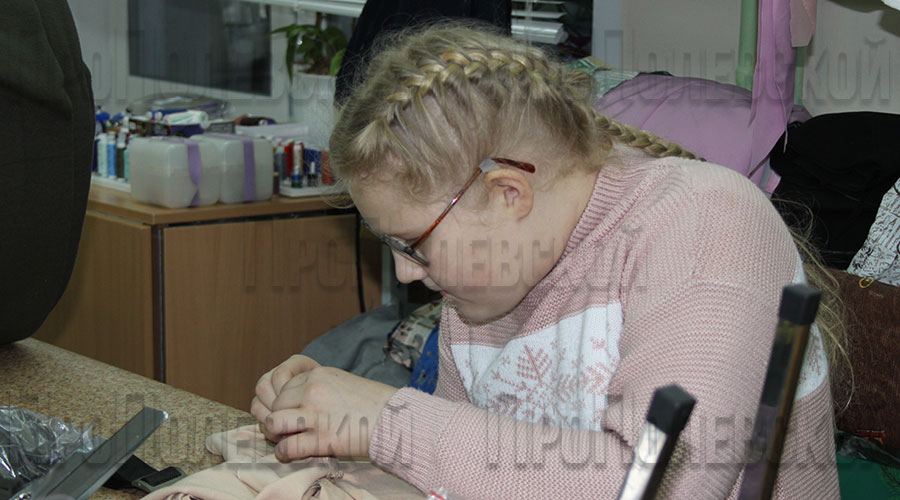 Уже год юные полевские мастерицы шьют изделия для бойцов СВО