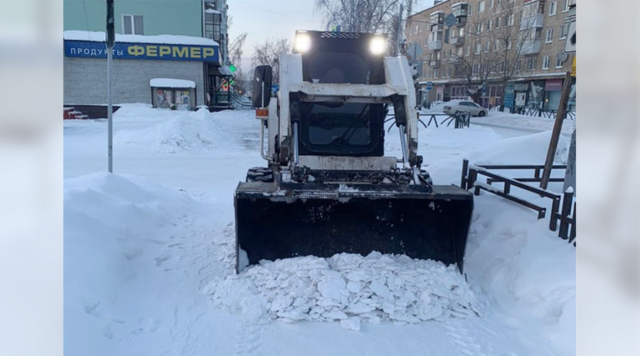 Подрядчик рассказывает, что независимо от времени суток, не дожидаясь окончания снегопада, на дорогах работает патрульная снегоуборочная машина